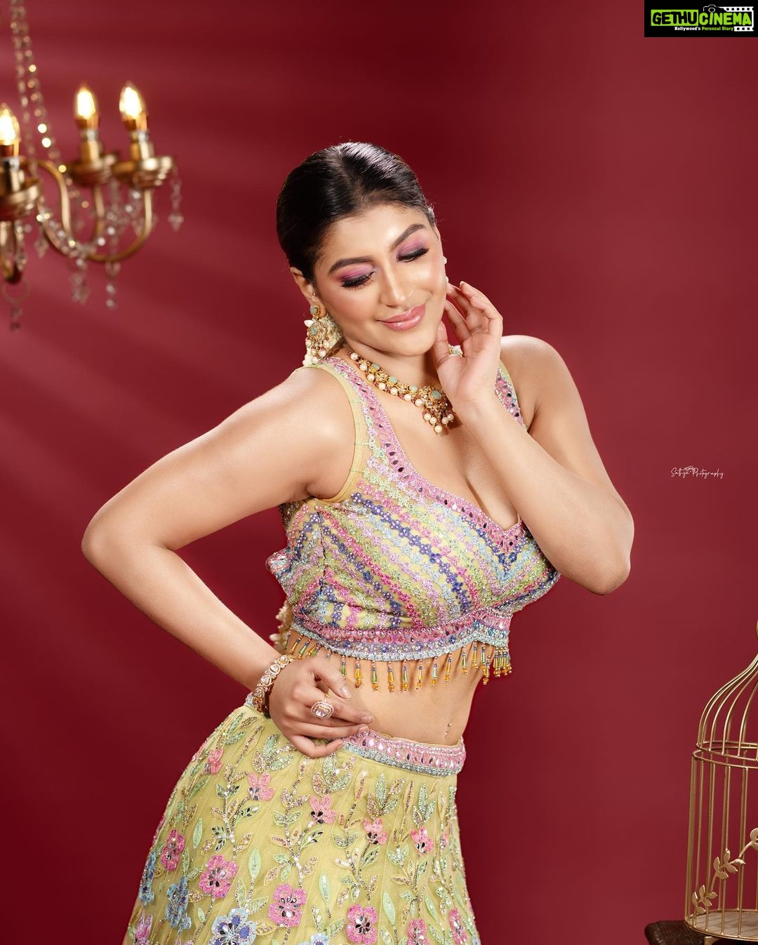 Yaashika Aanand Instagram - Happy weekend πΈπ·πΌ . πΈ @sathyaphotography3 π @murugeshmakeup_hair π @studiocentralchennai π @samyakksarees π @mahalaxmiadyar . . #swipeleft #explorepage #lahenga #indianbride