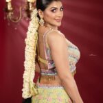 Yaashika Aanand Instagram - Happy weekend 🌸🌷🌼 . 📸 @sathyaphotography3 💄 @murugeshmakeup_hair 📍 @studiocentralchennai 👗 @samyakksarees 💍 @mahalaxmiadyar . . #swipeleft #explorepage #lahenga #indianbride