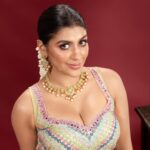 Yaashika Aanand Instagram - Happy weekend 🌸🌷🌼 . 📸 @sathyaphotography3 💄 @murugeshmakeup_hair 📍 @studiocentralchennai 👗 @samyakksarees 💍 @mahalaxmiadyar . . #swipeleft #explorepage #lahenga #indianbride