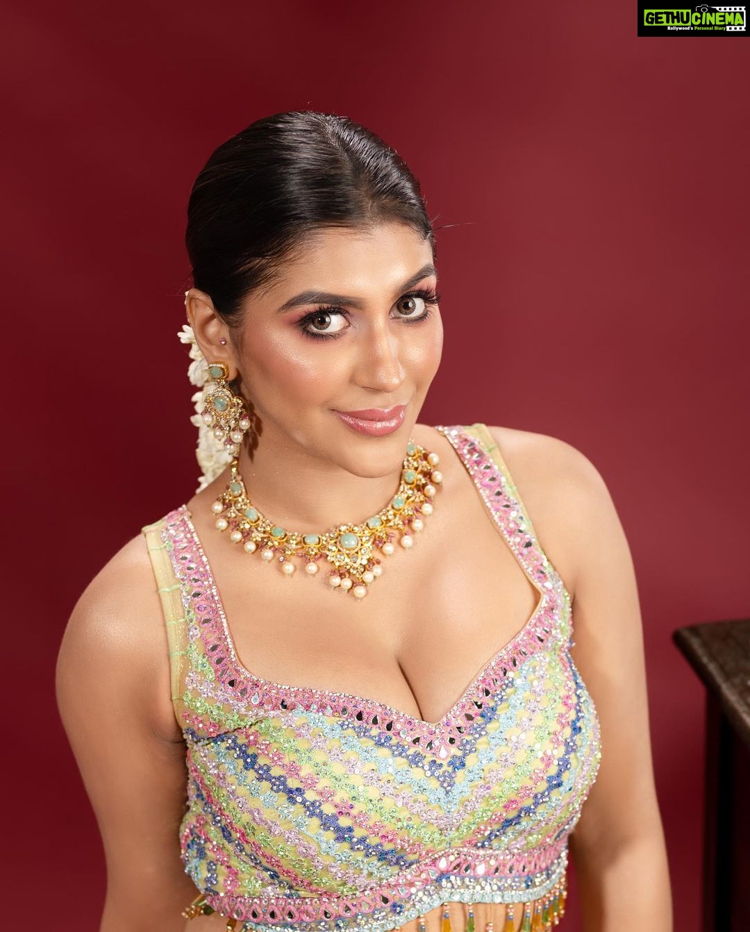 Yaashika Aanand Instagram - Happy weekend πΈπ·πΌ . πΈ @sathyaphotography3 π @murugeshmakeup_hair π @studiocentralchennai π @samyakksarees π @mahalaxmiadyar . . #swipeleft #explorepage #lahenga #indianbride