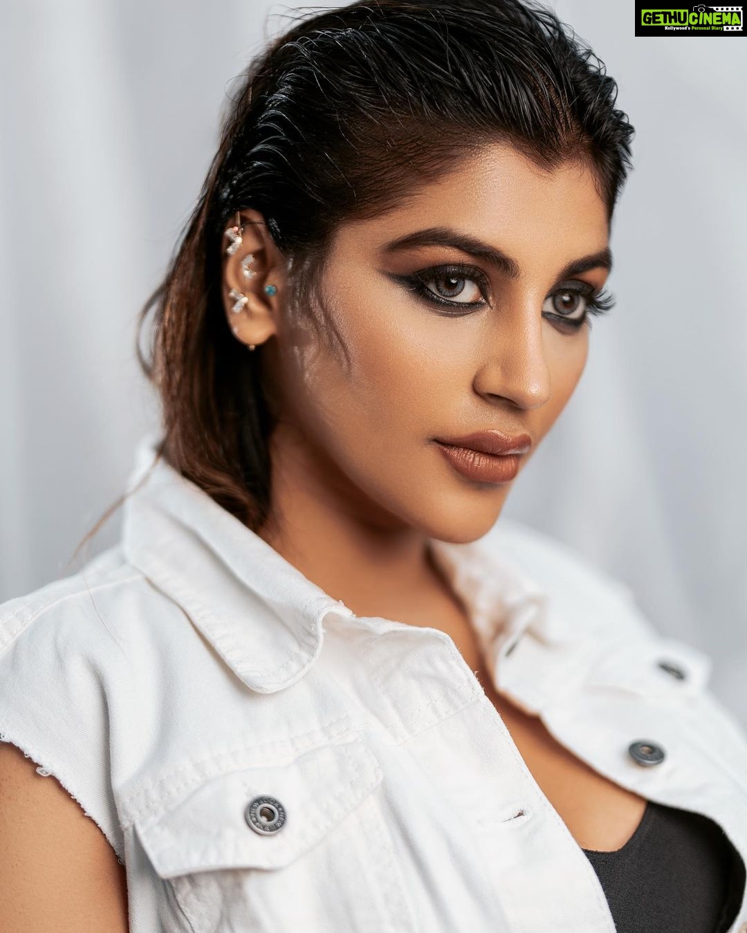 Yaashika Aanand Instagram - 1,2 or 3 ? 🖤💎🖤 . Styling & Design @soigne_official_ Photography @sano_visuals Makeup @haritha_hairandmakeup Hairstyling @ganesh_hair_architect Retouch @sam_retouch Location @aurora_restobar . . . . . . . . #yashika #yashikaanand #yashikaaannand #biggboss #system #explorepage #ootd #gothgirl #shootdiaries #insta
