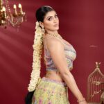 Yaashika Aanand Instagram - Happy weekend 🌸🌷🌼 . 📸 @sathyaphotography3 💄 @murugeshmakeup_hair 📍 @studiocentralchennai 👗 @samyakksarees 💍 @mahalaxmiadyar . . #swipeleft #explorepage #lahenga #indianbride