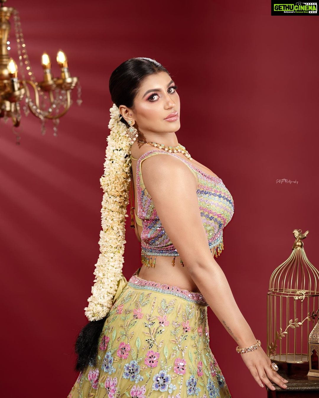 Yaashika Aanand Instagram - Happy weekend πΈπ·πΌ . πΈ @sathyaphotography3 π @murugeshmakeup_hair π @studiocentralchennai π @samyakksarees π @mahalaxmiadyar . . #swipeleft #explorepage #lahenga #indianbride