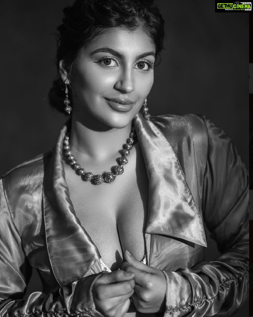 Yaashika Aanand Instagram - The B&W Series 💣🖤🏴☠️ . Concept/styling @beingstyl Photography @theportraitstudio_tps Outfit @_sayaanika_ Jewellery @fineshinejewels Mua @makeupreva Hair @thoorigaikabilan