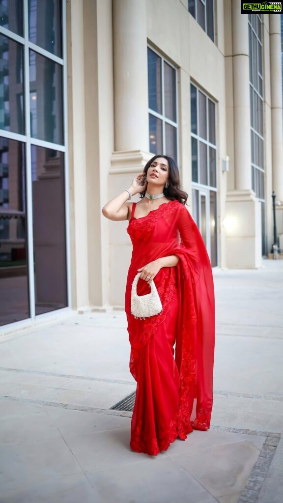 Yogita Bihani Instagram - There is a shade of Red for every Jugni… 🌹 @siimawards Saree @paulmiandharsh Jewellery @azotiique Styled by @shefalideora_ Shot by @adnan.a.abbas Make up @makeupbymehzabeen Hair @makeuphairbypooja_dubai #reels #Red #Saree #Dubai #jugni