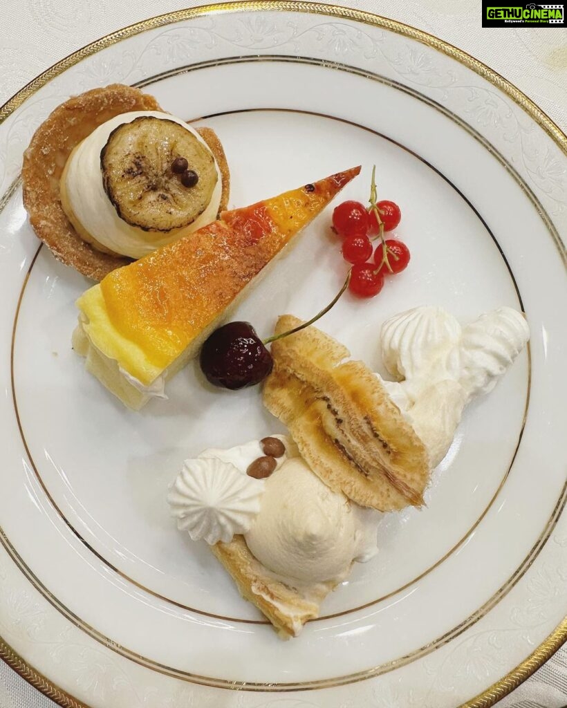 Yogita Bihani Instagram - begin slideshow — Leave No Mirror, Leave No Food. 🍰🤳😌 #photodump #food #mirrorselfie