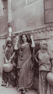 Yogita Bihani Instagram - Spotted camouflaging with the ladies in Jodhpur 🏺💁🏻♀️👯♀️
#Jodhpur #Rajasthan #comingsoon #reels #bluecity