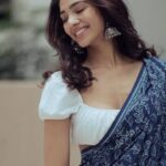 Yogita Bihani Instagram – Kuch aesa pyaar ♥️♥️

Wearing @dilbaru_ 
Shot by @iamrohitsulakhe 

#reels #Love #saree #desi #indian