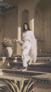 Yogita Bihani Instagram - Only If I was born in that era 🌻 #reels #oldschool #blackandwhite