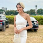 Yogita Bihani Instagram - Sunday in Hyderabad looked like this 🏇💸🍣🍹🎶 ♥️ Thanks for the 👒 @jeevikab 🫶🏻 Best photography by @callmeshruts 💕 #derby #Sunday #Hyderabad
