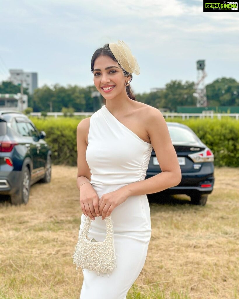 Yogita Bihani Instagram - Sunday in Hyderabad looked like this 🏇💸🍣🍹🎶 ♥ Thanks for the 👒 @jeevikab 🫶🏻 Best photography by @callmeshruts 💕 #derby #Sunday #Hyderabad