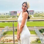 Yogita Bihani Instagram - Sunday in Hyderabad looked like this 🏇💸🍣🍹🎶 ♥️ Thanks for the 👒 @jeevikab 🫶🏻 Best photography by @callmeshruts 💕 #derby #Sunday #Hyderabad