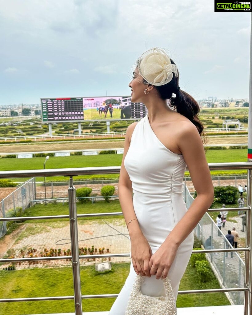 Yogita Bihani Instagram - Sunday in Hyderabad looked like this 🏇💸🍣🍹🎶 ♥ Thanks for the 👒 @jeevikab 🫶🏻 Best photography by @callmeshruts 💕 #derby #Sunday #Hyderabad