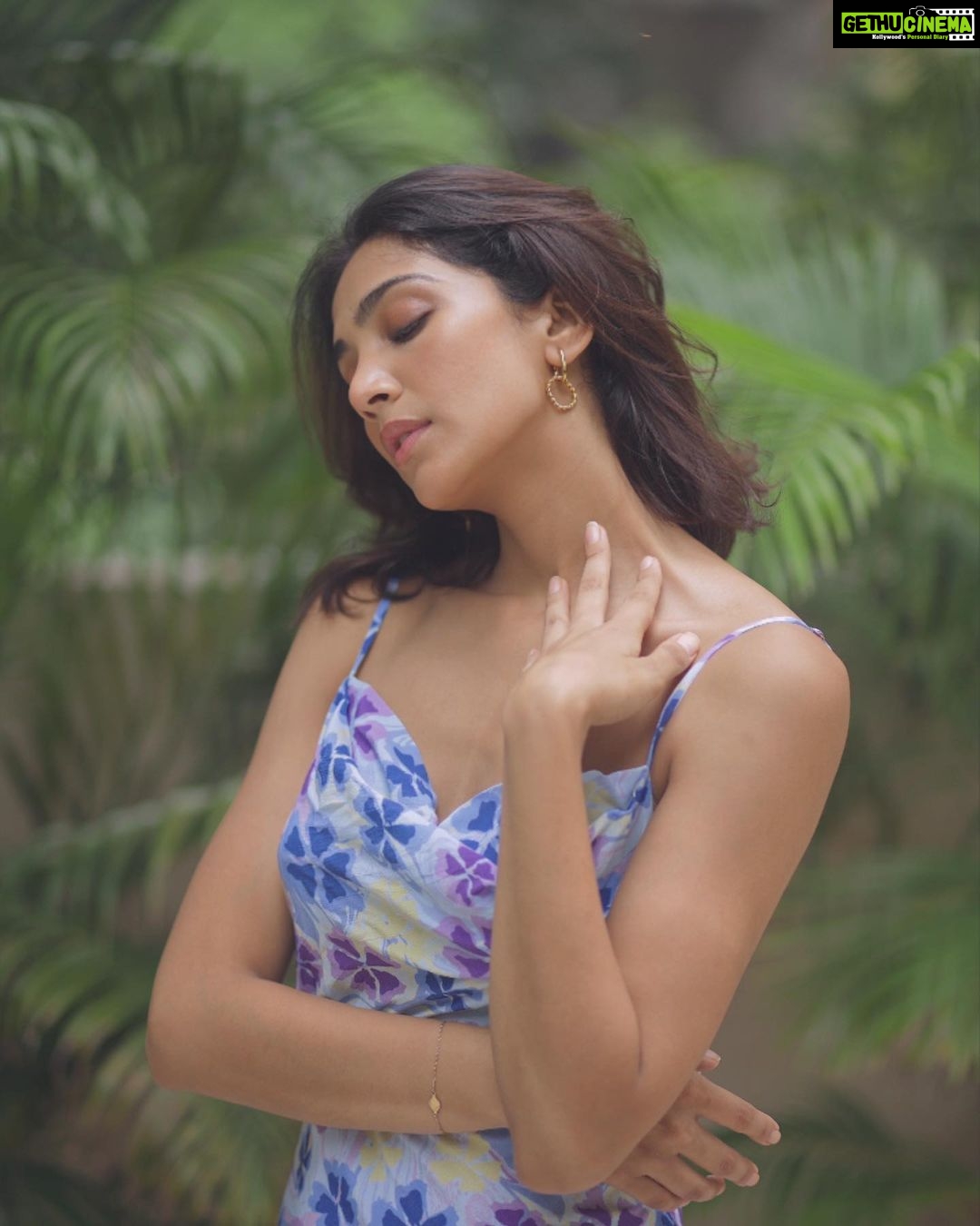 Yogita Bihani Instagram - Itβs me hi πβοΈπ . . . . . . . . . . . . . . #brownskin #moodboard #today