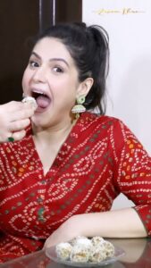 Zareen Khan Instagram - Made healthy laddus for the festive season ❤️
Watch the full video only on my YouTube channel.
LINK IN BIO.
#YouTube #ZareenKhan