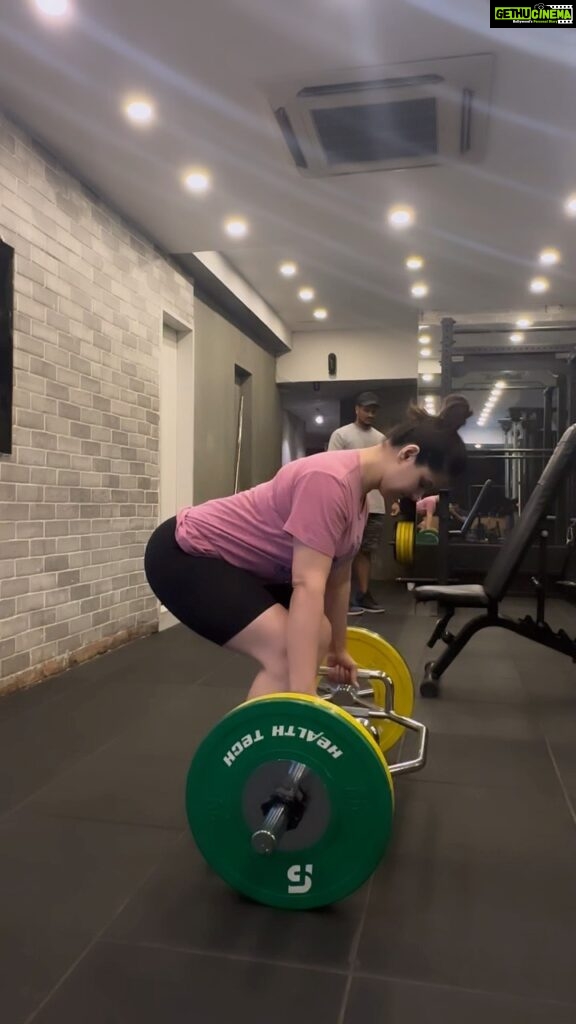 Zareen Khan Instagram - Trap Bar Deadlift - Total weight 75kg 🧿 One of my fav exercises … what’s yours ? Let me know in comments below. #TransformationTuesday #WeightLifting #Strong #Workout #Gym #ZareenKhan