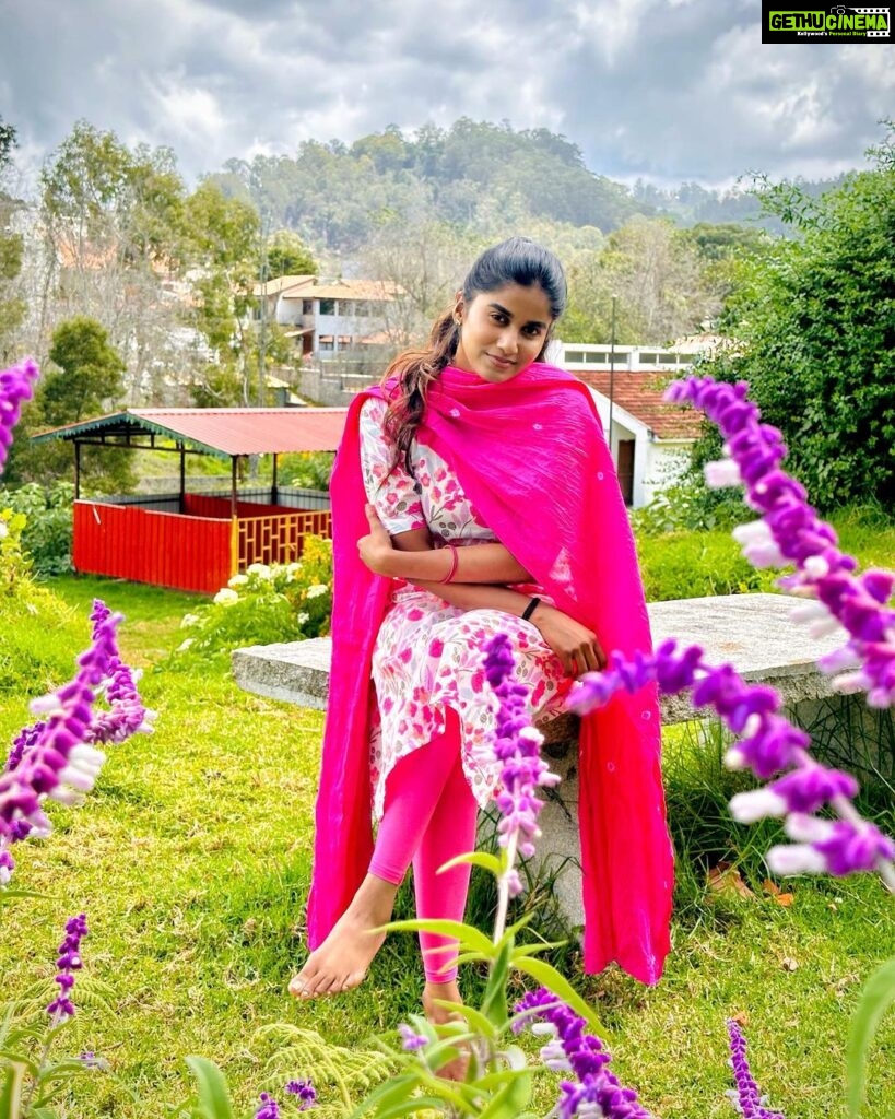 Aadhirai Soundarajan Instagram - #theyamunacloset 💕 This Beautiful Cotton Kurti From : @uzhamagal Comfortable Cotton Leggings From : @flybirds.official #aadhiraisoundararajan #outfitoftheday #kurtis #kurti #kurtilover #officewear #casualoutfit #casualstyle #salwar #salwarsuits #kurta #pink #leggings Kodaikkanal