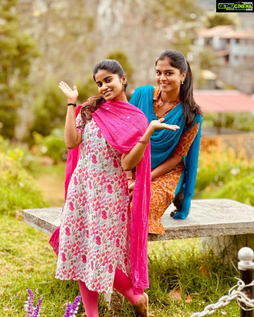 Aadhirai Soundarajan Instagram - Yamuna x Kaveri👭 Yamuna’s Kurti from : @uzhamagal #aadhiraisoundararajan #lakshmipriya #yamuna #kaveri #mahanadhi #mahanadhiserial #vijaytv #vijaytelevision #vijaytvserial #sisterlove #sisters #tamilserial #serial Kodaikkanal