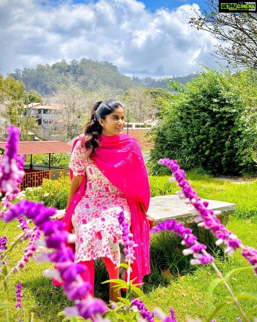 Aadhirai Soundarajan Instagram - #theyamunacloset 💕 This Beautiful Cotton Kurti From : @uzhamagal Comfortable Cotton Leggings From : @flybirds.official #aadhiraisoundararajan #outfitoftheday #kurtis #kurti #kurtilover #officewear #casualoutfit #casualstyle #salwar #salwarsuits #kurta #pink #leggings Kodaikkanal