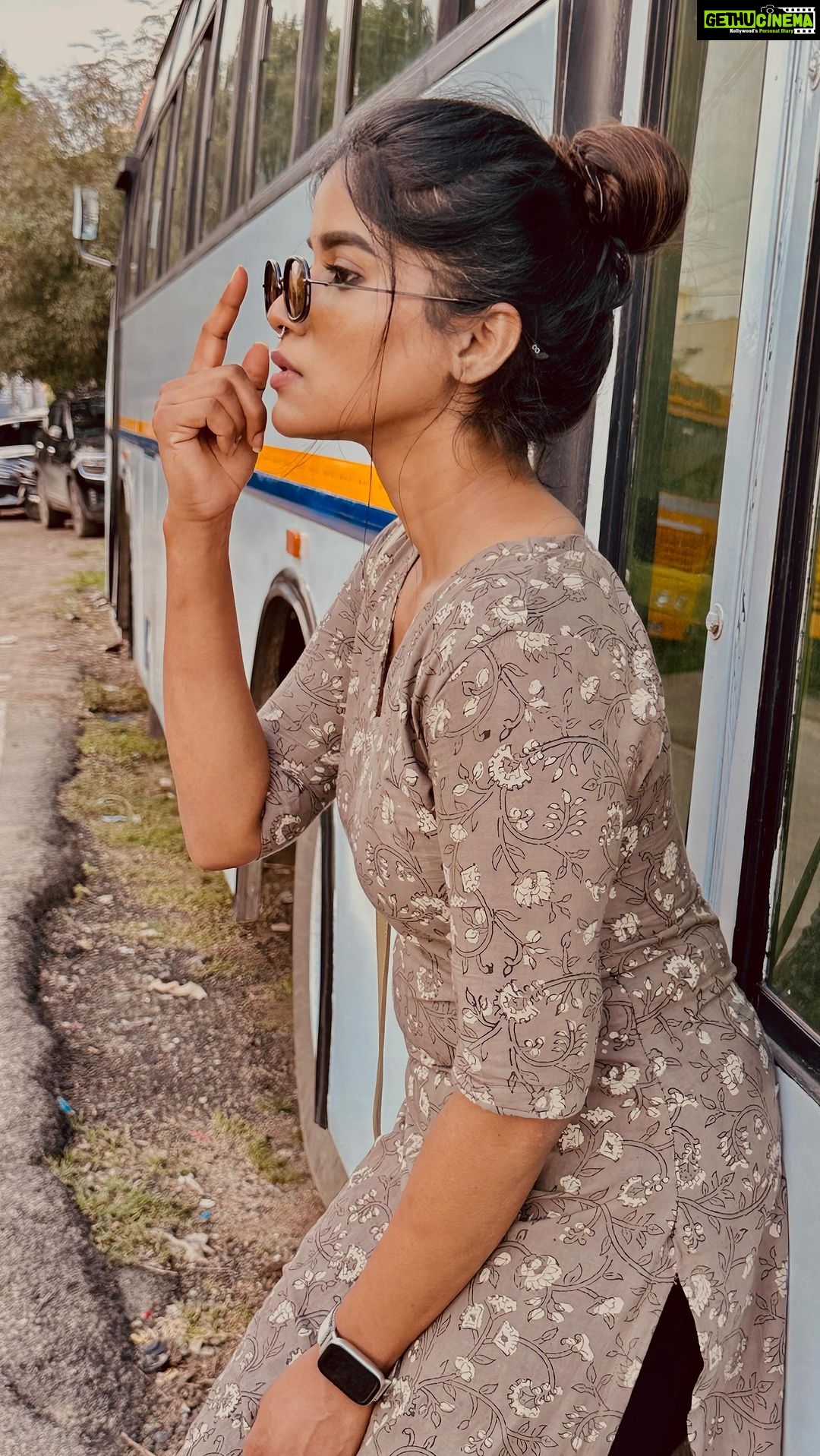Aadhirai Soundarajan Instagram - Hayyoda🤍 #theyamunacloset Customised Cotton Kurtis From : @the_robe_story Video Editing : @jey_suriya.mp4 #aadhiraisoundararajan #kurtis #kurti #kurtilover #kurticollection #kurtidesign #cottonkurti #cottonkurtis #kurtas #salwar #salwarsuits #collaboration #collab #mahanadhi #mahanadhiserial #vijay #vijaytv #vijaytelevision #yamuna #outfits #casualoutfit #casualstyle #officewear #girl #summerwear #summeroutfit #hayyoda #jawan Chennai, India