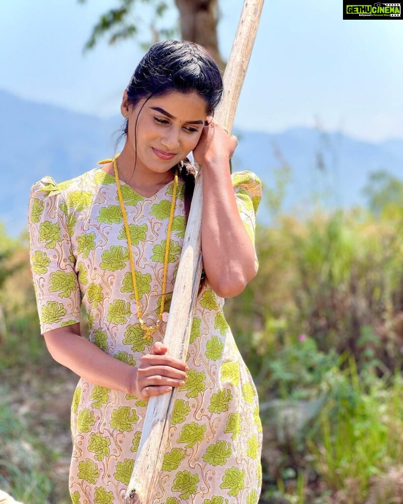 Aadhirai Soundarajan Instagram - #theyamunacloset This is one of my favourite collections of Yamuna’s Closet❣️ This casual kurti designed with puff sleeve and closed V-neck. The Floral print is the highlight, I love Floral Patterns and I found this page @dhita.in_ This page is known for Floral Cotton Kurtis. That too they are from my home town Tirupur. I’m super happy about it. I guarantee that you will definitely love the collections and the quality of their outfits. So, go check it out!! Cotton Kurti from : @dhita.in_ #aadhiraisoundararajan #mahanadhi #mahanati #mahanadhiserial #vijaytv #vijaytelevision #vijayrvserials #tamil #tamilactress #tamilserialactress #actorslife #kollywoodactress #traditional #culture #thaali #love #life #happiness #girl #cute #pride Kodaikkanal