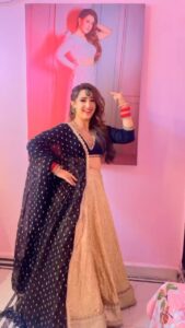 Aalisha Panwar Instagram - Ladki khraab krdi.. ., 🤷‍♀️ Gone Girl- What a song @badboyshah 🔥 . Styling- @ankitasinha.315080 #reelitfeelit #reelkrofeelkro #gonegirl #ladkikhraabkardi #dance #trending #onset #bts