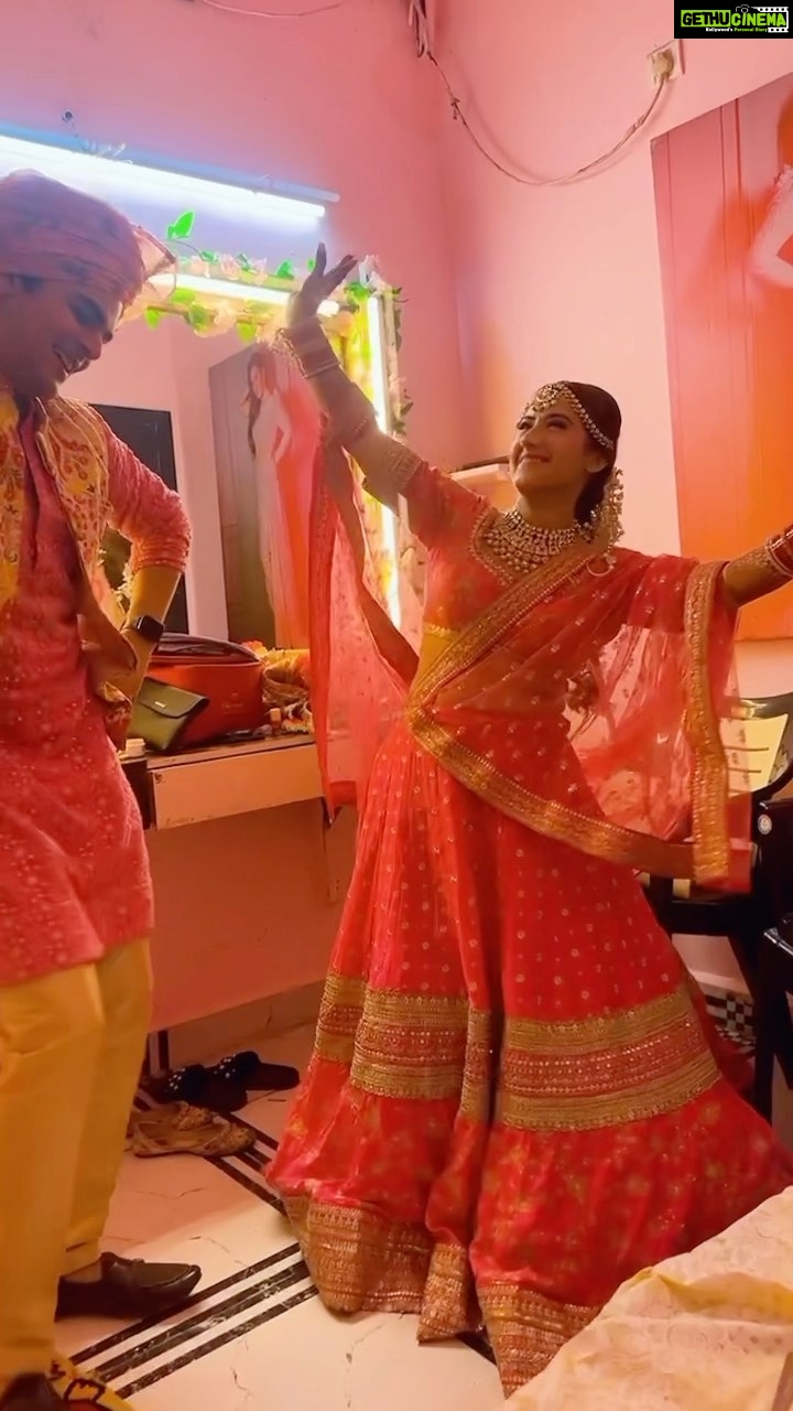 Aalisha Panwar Instagram - Literally no one but us.. 🤣😅 #Nati #northindian #himachali #pahadi #onset #bts #dance