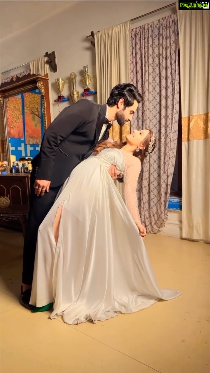 Aalisha Panwar Instagram - Gaureet in parallel universe.. .,π€π€ #transition #trasnsitionreels #dancereels #coupledance #trending #trendingreels #mainagarkahu #onset #bts #gaureet #gauri #jeet #nathkrishnaaurgaurikikahani #staytuned π«Άπ±