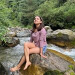 Aanchal Khurana Instagram - Kaun kaun relate kar raha hai mere bachpane se ?? . . . . . . . . . . . . . . . . . . . . #trending #trendingaudio #song #jibhiwaterfall #aajfirjeenekitammanahai #mountains #mountainlife #pahadilife #jibhi #shoja #himachalpradesh #manali #delhigirl #travel #travelblogger #reelitfeelit #reelkarofeelkaro #aanchalkhurana #likeforshare #monsoon #viralreels
