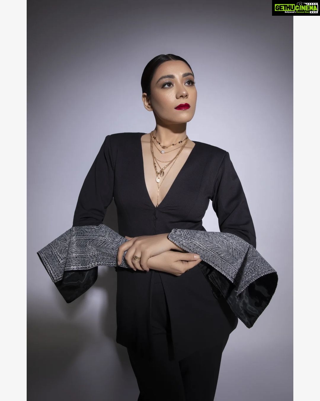 Aanchal Munjal Instagram - π€π€π€ Magazine - @thedoormagazine Featuring - @anchalsinghofficial Photographer & Creative Director - @dhruv_vohraphotography Editor at Large & Fashion Director @jennet_david_william Makeup - @makeupandhairbysabahat Hair - @bhavikasanghvi_makeup Art Director - @aditisubramaniam Stylist - @styledbyabhilasha @stilusbyswati Assistant Photographer - @b.runphotography Artist Management - @exceedentertainment Location - @blackframesstudios Outfit - @sila_atelier Jewellery @blingthingstore Footwears - @hypeshoes.in #thedoormagazine #anchalsingh #stylediaries #fashion #blackisbeautiful India Mumbai