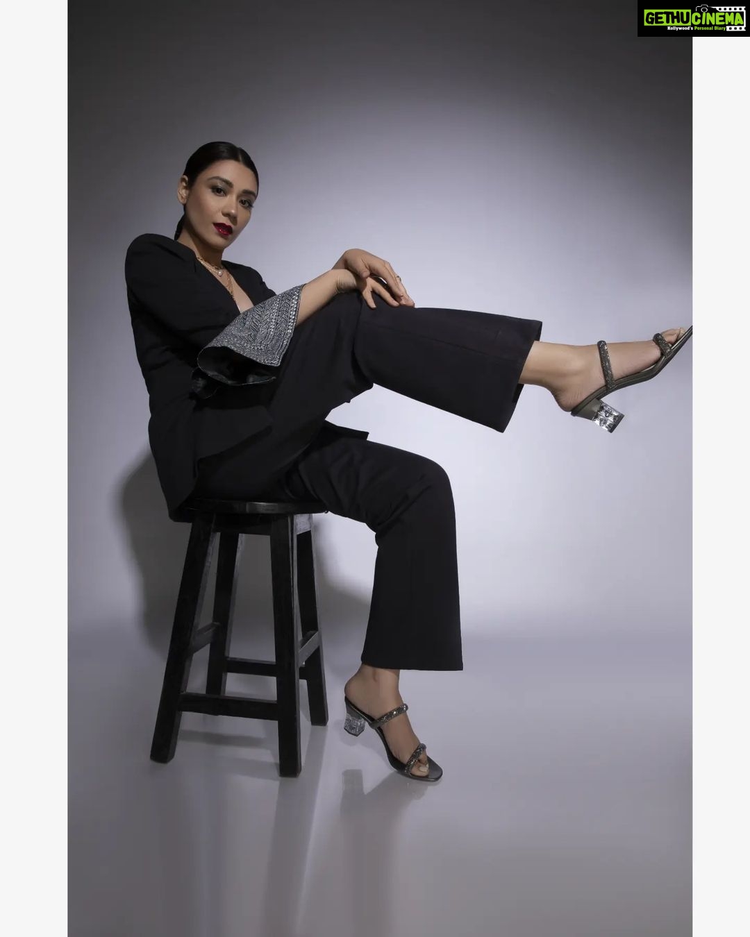 Aanchal Munjal Instagram - π€π€π€ Magazine - @thedoormagazine Featuring - @anchalsinghofficial Photographer & Creative Director - @dhruv_vohraphotography Editor at Large & Fashion Director @jennet_david_william Makeup - @makeupandhairbysabahat Hair - @bhavikasanghvi_makeup Art Director - @aditisubramaniam Stylist - @styledbyabhilasha @stilusbyswati Assistant Photographer - @b.runphotography Artist Management - @exceedentertainment Location - @blackframesstudios Outfit - @sila_atelier Jewellery @blingthingstore Footwears - @hypeshoes.in #thedoormagazine #anchalsingh #stylediaries #fashion #blackisbeautiful India Mumbai