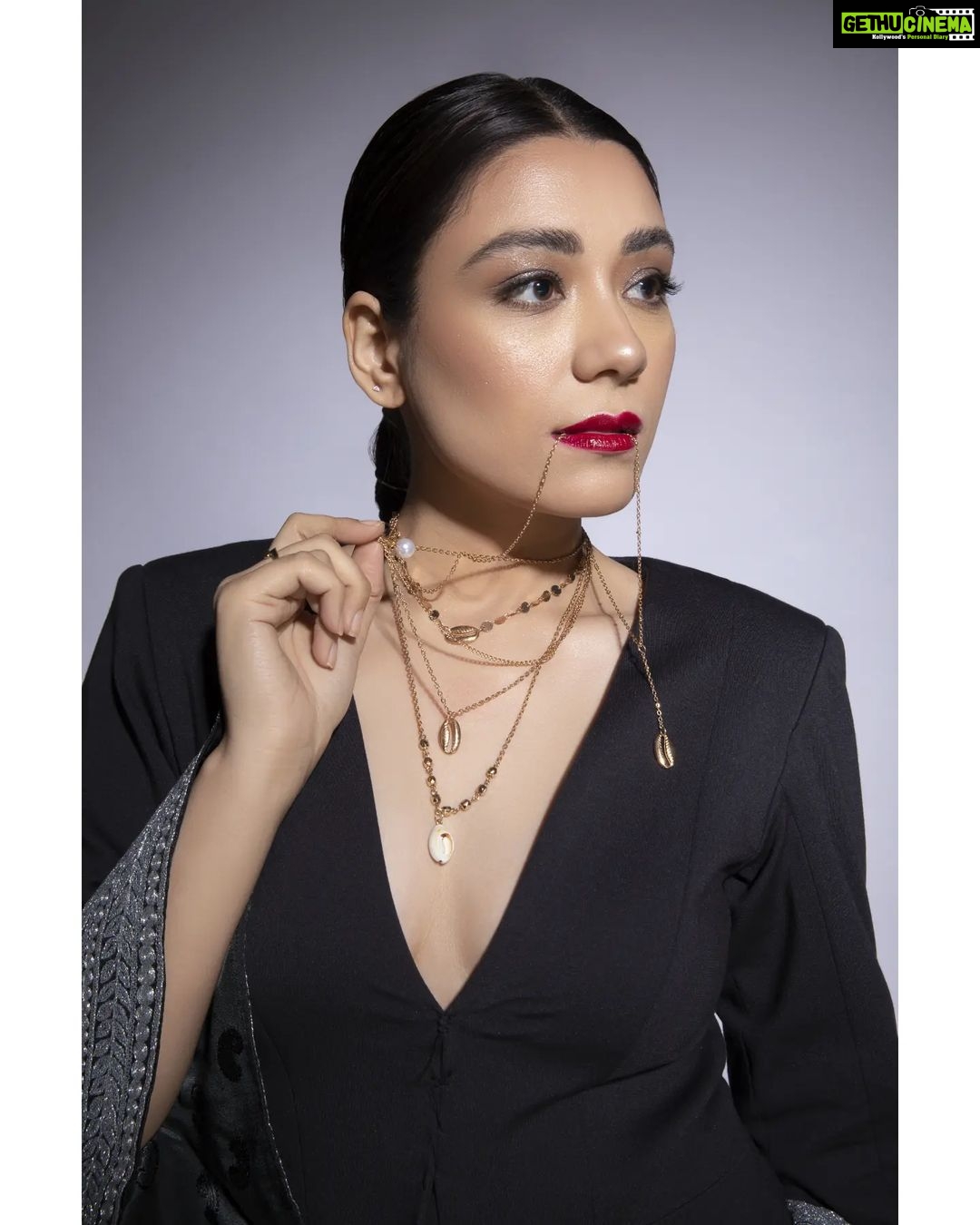 Aanchal Munjal Instagram - π€π€π€ Magazine - @thedoormagazine Featuring - @anchalsinghofficial Photographer & Creative Director - @dhruv_vohraphotography Editor at Large & Fashion Director @jennet_david_william Makeup - @makeupandhairbysabahat Hair - @bhavikasanghvi_makeup Art Director - @aditisubramaniam Stylist - @styledbyabhilasha @stilusbyswati Assistant Photographer - @b.runphotography Artist Management - @exceedentertainment Location - @blackframesstudios Outfit - @sila_atelier Jewellery @blingthingstore Footwears - @hypeshoes.in #thedoormagazine #anchalsingh #stylediaries #fashion #blackisbeautiful India Mumbai