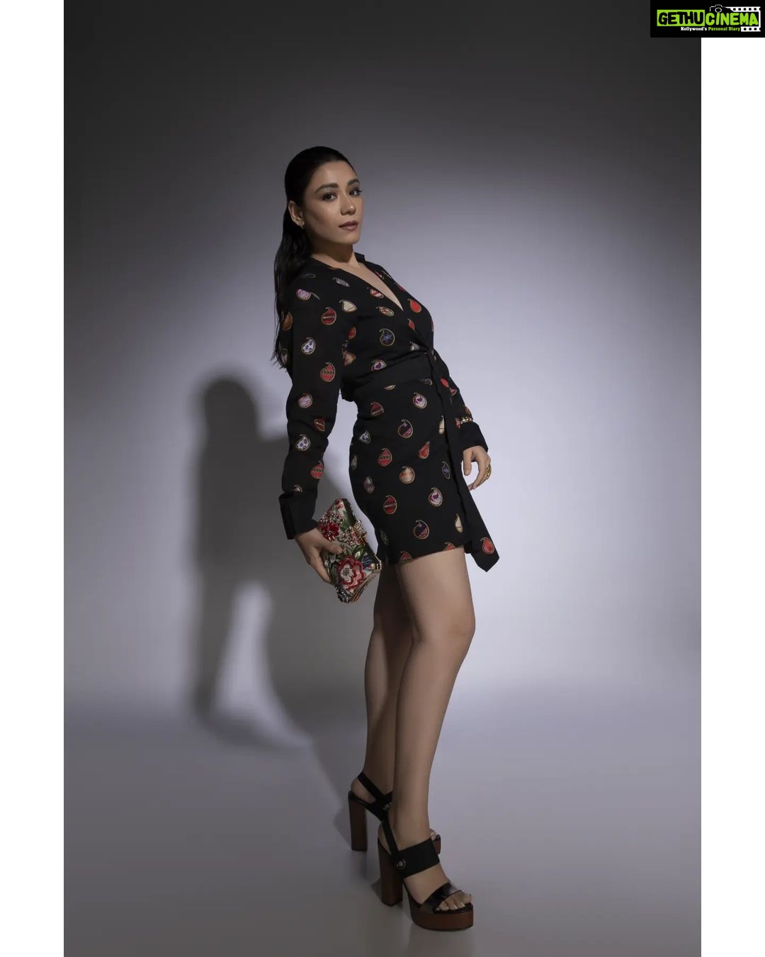Aanchal Munjal Instagram - Fiery & Free 🦋 Magazine - @thedoormagazine Featuring - @anchalsinghofficial Photographer & Creative Director - @dhruv_vohraphotography Editor at Large & Fashion Director @jennet_david_william Makeup - @makeupandhairbysabahat Hair - @bhavikasanghvi_makeup Art Director - @aditisubramaniam Stylist - @styledbyabhilasha @stilusbyswati Assistant Photographer - @b.runphotography Artist Management - @exceedentertainment Location - @blackframesstudios Outfit - @arshia.singh.official Accessories - @nidhiroongtajewellery Bag - @indiaztrend.clutch Footwears - @hypeshoes.in #thedoormagazine #anchalsingh Mumbai, Maharashtra