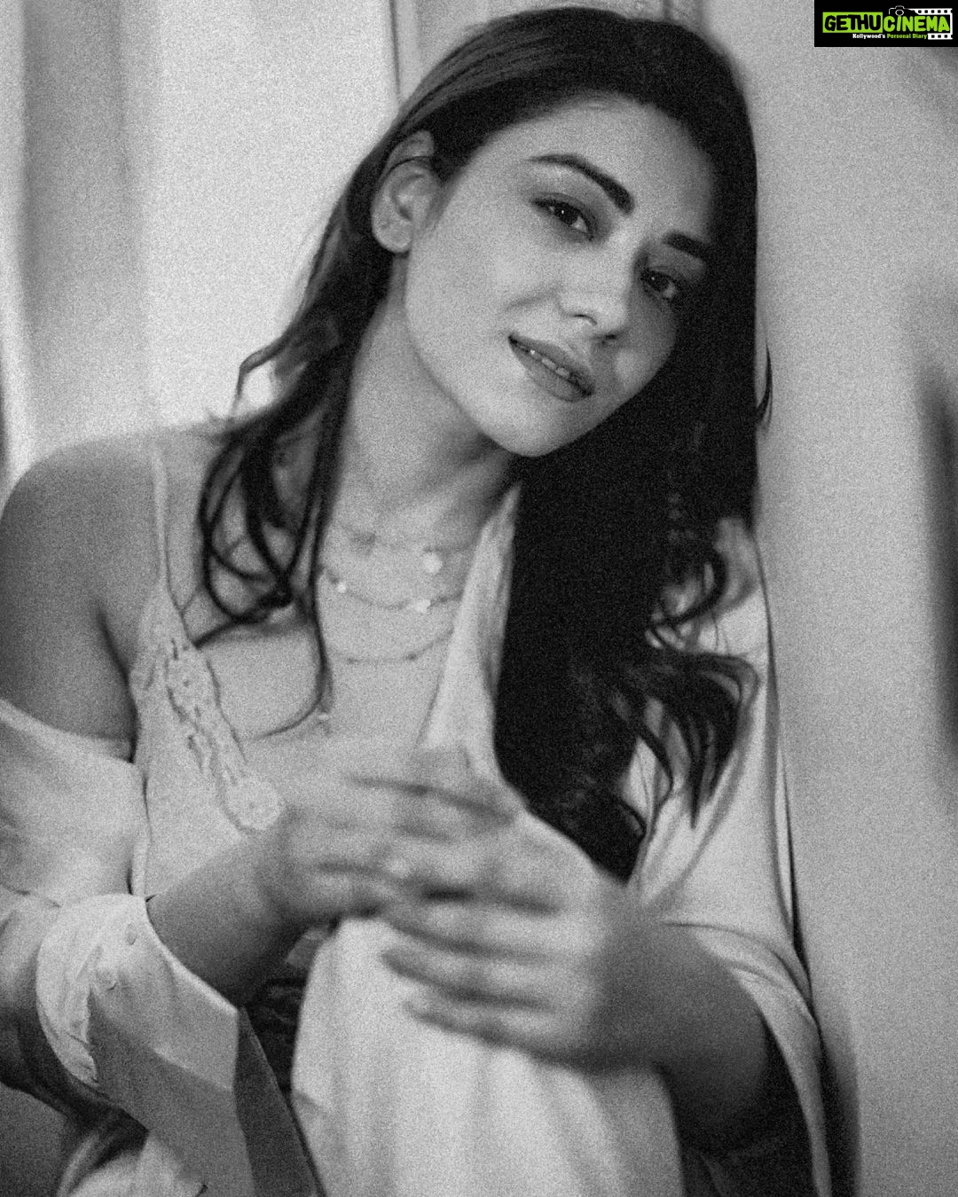 Aanchal Munjal Instagram - "I like the night. Without the dark, we'd never see the stars." π Picture by @amritaroraphotography . . . . . . #Night #Story #moon #Beautiful #dark #bnw #PhotooftheDay #Photoshoot #Portrait #AnchalSingh #black #Lights #red #blue #blackandwhite #instamood #quotes #latenight Mumbai, Maharashtra