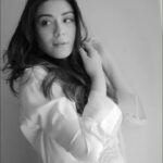 Aanchal Munjal Instagram - wild spirit, soft heart, sweet soul 💛🧡🤎 Reel/Pictures by the supremely talented @amritaroraphotography #moon #girl HMU, Styling by yours truly. . . . . #ReelskaroFeelkaro #thursdaythoughts #Photoshoot #AnchalSingh #reelsinstagram #classy #sassy #Instafashion #reelitfeelit #reelsindia #love #music #blackandwhite #moonchild Mumbai, Maharashtra