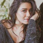 Aanchal Munjal Instagram - 'fall in love with the eyes, because the eyes never change' Glam by @makeup_by_shradha Hair by @daksh_hairguru 🌟 @makeupnhairbyankita Styled by @renukadiyan9 Picture by @palashvphoto #photooftheday
