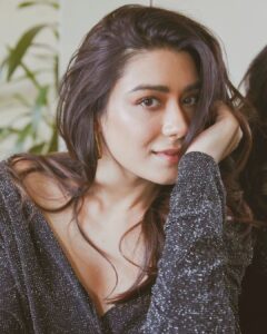 Aanchal Munjal Instagram - 'fall in love with the eyes, because the eyes never change' Glam by @makeup_by_shradha Hair by @daksh_hairguru 🌟 @makeupnhairbyankita Styled by @renukadiyan9 Picture by @palashvphoto #photooftheday