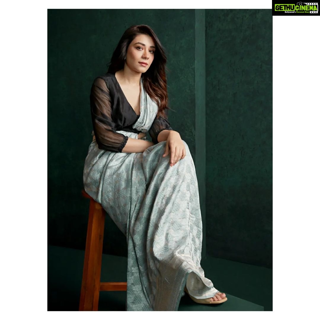 Aanchal Munjal Instagram - Be the woman who fixes another women's crown without telling the world it was crooked. #womensupportingwomen #womensfashion #strongwomen #HerKahaaniHaiZaruri @Netflix_in Wardrobe - @raw_mango Earrings - @azgaofficial Heels - @paioshoes Styled by @raw_mango and @shreejarajgopal Picture by @nehachandrakant Makeup by @makeupandhairby_tanisha #yehkaalikaaliankhein #actor #staystrong #grateful Mumbai, Maharashtra