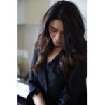 Aanchal Munjal Instagram - Love yourself & the rest will follow 🌹 Picture by @palashvphoto Styled by @renukadiyan9 Hair by @daksh_hairguru @makeupnhairbyankita Make up by @makeup_by_shradha Top @hm Denim @theroadsterlife Rings @stilskii.in Loved by You all ❤️❤️❤️ #wednesday #selflove #hearts Mumbai, Maharashtra