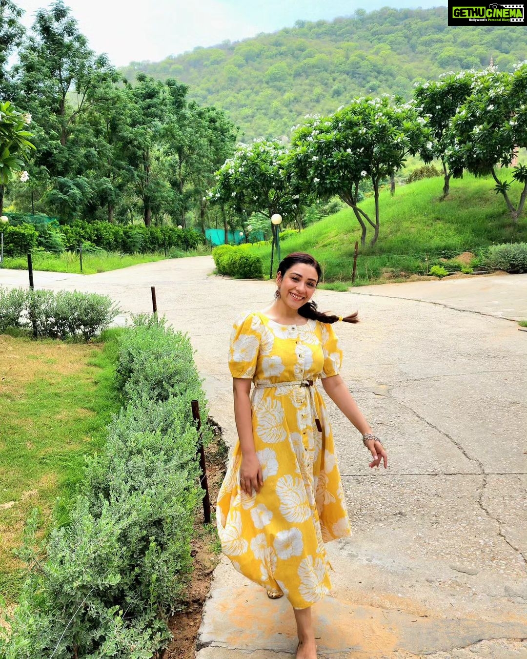 Aanchal Munjal Instagram - Feeling pink in The Pink City!!! The past 3 days have been dreamy. Yes there was work but the leisure I experienced was transcendental. Thank you @khyathisolutions & @rajasthalijaipur for this! Last few months have been very tiring. I needed to rejuvenate. My luxury tent (such a fancy 3bhk with a jacuzzi) , the Spa, the nature at the Resort - birds, trees and the gorgeous Aravalli hills, the surprise terrace dinner, the music & most touching hospitality will remain in my heart forever ❤️❤️❤️ #Gratitude #Collaboration #Staycation #hosted Rajasthali Resort & Spa Jaipur