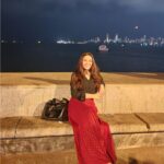 Aanchal Munjal Instagram – Once in a while, the moon & I whisper with the sea 🫶 #calmness Marine Drive, Mumbai