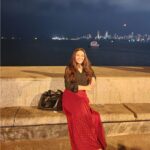 Aanchal Munjal Instagram - Once in a while, the moon & I whisper with the sea 🫶 #calmness Marine Drive, Mumbai