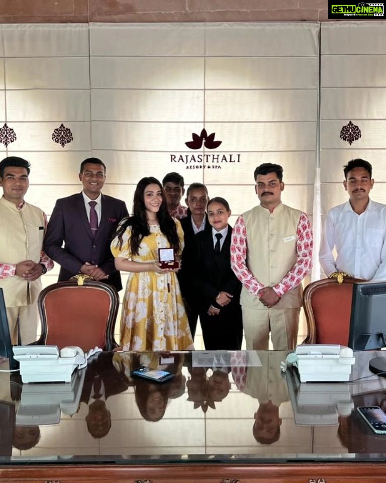 Aanchal Munjal Instagram - Feeling pink in The Pink City!!! The past 3 days have been dreamy. Yes there was work but the leisure I experienced was transcendental. Thank you @khyathisolutions & @rajasthalijaipur for this! Last few months have been very tiring. I needed to rejuvenate. My luxury tent (such a fancy 3bhk with a jacuzzi) , the Spa, the nature at the Resort - birds, trees and the gorgeous Aravalli hills, the surprise terrace dinner, the music & most touching hospitality will remain in my heart forever ❤️❤️❤️ #Gratitude #Collaboration #Staycation #hosted Rajasthali Resort & Spa Jaipur