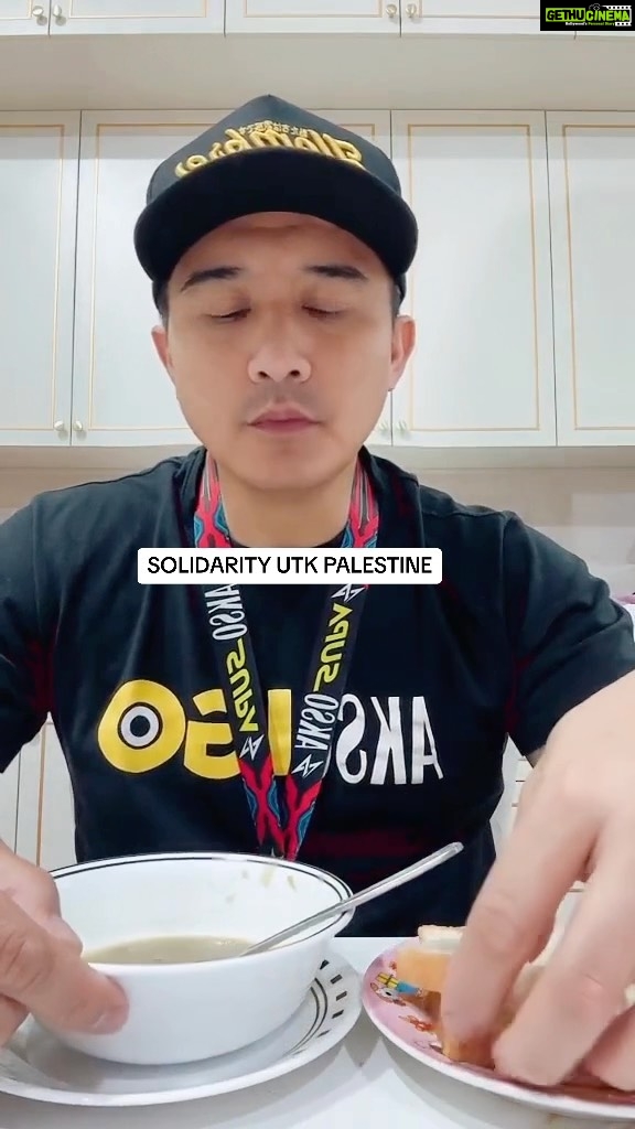 Aaron Aziz Instagram - Forgive me YA ALLAH. Selalu buat live makan makanan sedap sedap sedangkan ramai skrg tak dapat makan makanan sedap. Harap korang pun jgn post ye… pls share #FREEPALESTINE #SOLIDARITYDGNPALESTINE #ALLAHSAVETHEM #Abgmenyesal #savepalestine @officialaksomalaysia @hombremalaysia