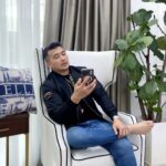 Aaron Aziz Instagram - Masya Allah Tabarakallah… Isteri korang selalu “hilang” phone ke? #AbgTukangCari #AbgHairan #AbgBeribuKaliCari Sofa cantik, katil cantik dan dining chair cantik berkualiti semua @ella.furniture @officialaksomalaysia @hombremalaysia