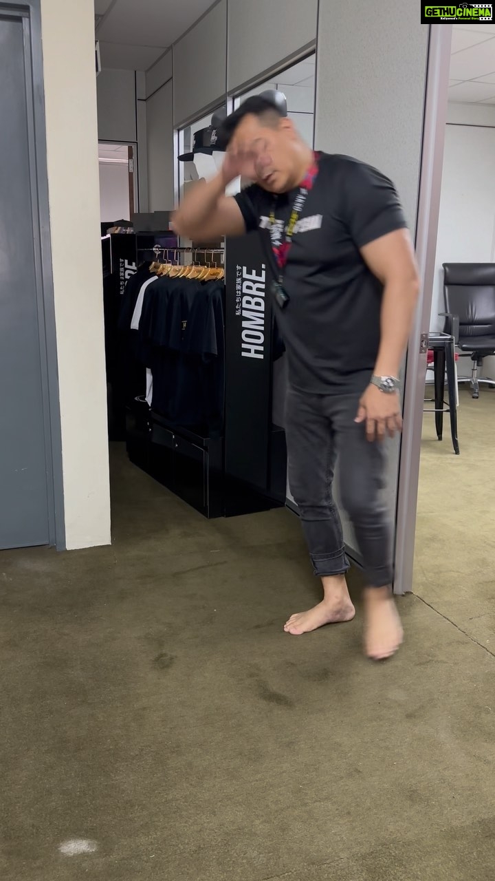 Aaron Aziz Instagram - Siapa kata Boss Tak buat kerja???? Ni buktinya penat tau… @hombremalaysia @officialaksomalaysia @fairiekhalil @muhammadazrimoktar #thevapedon #AbgBossygRajin #Abgtakberkira #gotongroyong
