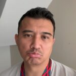 Aaron Aziz Instagram - Abg sedih… 🥲 utamakan keluarga. Tanpa mereka hati kosong dan sayu. Ya ALLAH panjangkan umur ku utk melihat anak anak ku naik pelamin dan mendirikan rumahtangga mereka masing masing. Ameen YA RABB ( Gusi Abg tengah bengkak k jgn korang ckp tembam pulak ). @officialaksomalaysia @diyanahalik @danishanaqiaaron @dwiarianaaaron @dahliaarissaaaron #aaronazizfamily