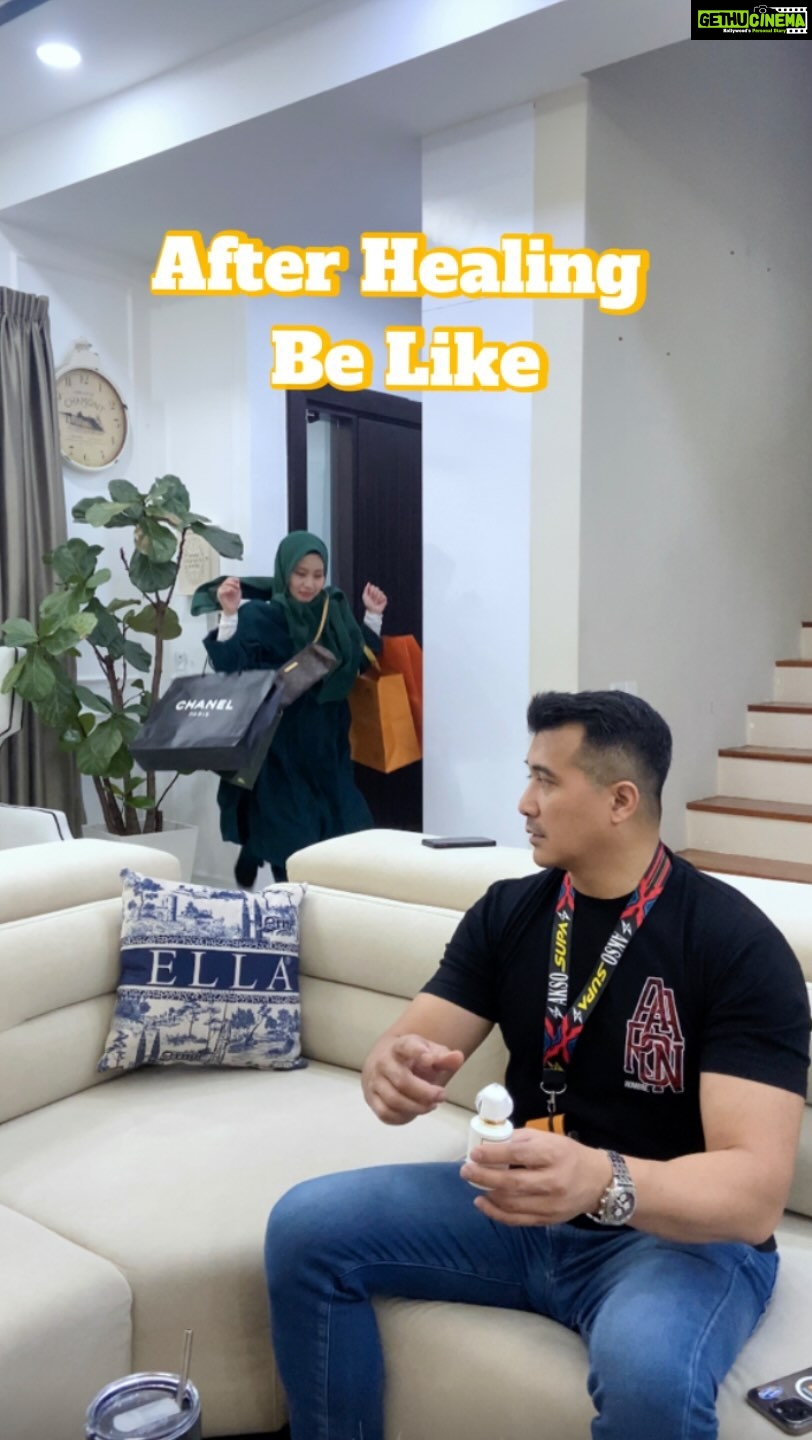 Aaron Aziz Instagram - Masya Allah Tabarakallah Lompat si katak lompat. Lompat setinggi tinggi… Sepandai pandai tupai melompat, tupai mana yang tak jatuh jatuh? Isteriku si Tupai. Hebat Hebat. Terbang terus ke bilik menyelamatkan diri. #Abgtahu #abgdiam #abgBeristeriTupai #abgSoAmazed #abgPunyaIsterikBalikHealing #AbgpunyaPocketTerluka #AbgpunPerluHealing #Abgpasrah #redhaituikhlaspasrahitumenyerah @officialaksomalaysia @hombremalaysia @diyanahalikcom @aaronaziztheoud.hq