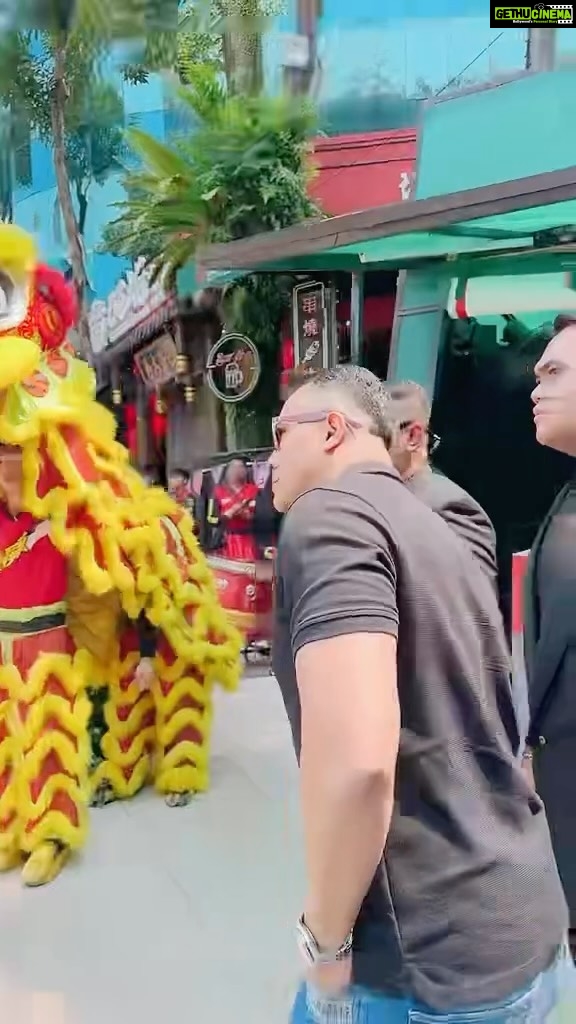 Aaron Aziz Instagram - The @theoriginalvadaimy is now in M’sia Bukit Bintang Lot 10. Congrats guys. Jgn risau Abg payung. Vadei favourite jgn lupa supply! Udang lebih! Gerek, Mantul, Mantap!