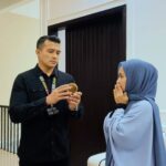 Aaron Aziz Instagram - Masya Allah tahu pun hati terguris terluka bila kita tutup make up chanel la, nanti tepung make up tu pecah la apa la macam tu! Bila tutup kereta tak fikir la pulak… @officialaksomalaysia @vapeempiremalaysia #abghatiselaluterguris #abgkasiremindersikitaje #abgdahlamasabar #abgtetaplove Serene Pant suit With shawl attached By @diyanahalikcom